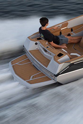 Ski Nautique, surf-ready stern