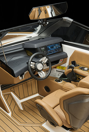 Super Air Nautique G25, at the helm