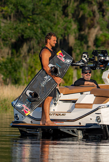 Super Air Nautique G25, surf-ready stern