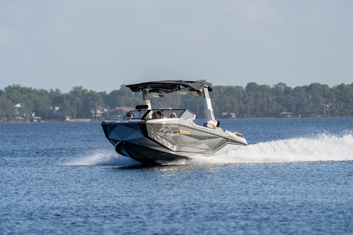 Super Air Nautique G25 Paragon on the water
