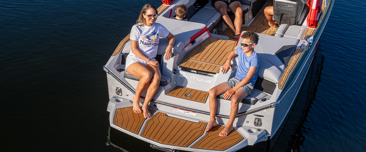 Super Air Nautique S21, surf-ready stern