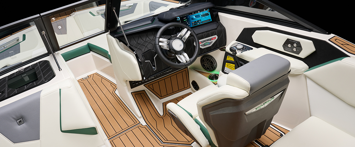 Super Air Nautique S23, at the helm