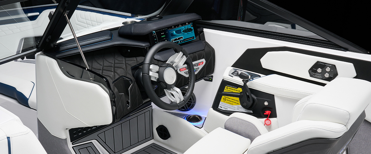 Super Air Nautique S25, at the helm